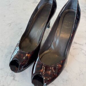 Stuart Weitzman patent leather tortoise shell print peep toe platform pump. Sz 8